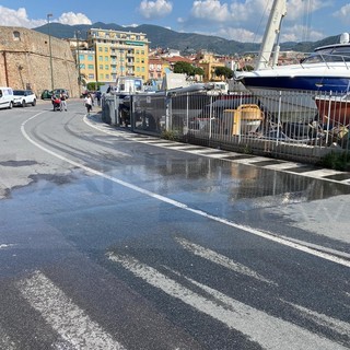 Lo sversamento dal molo lungo di porto vecchio