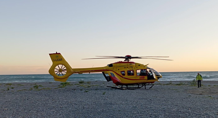 Ventimiglia: 76enne si sente male alla spiaggia delle Calandre, trasportata in elicottero a Pietra Ligure (Foto)