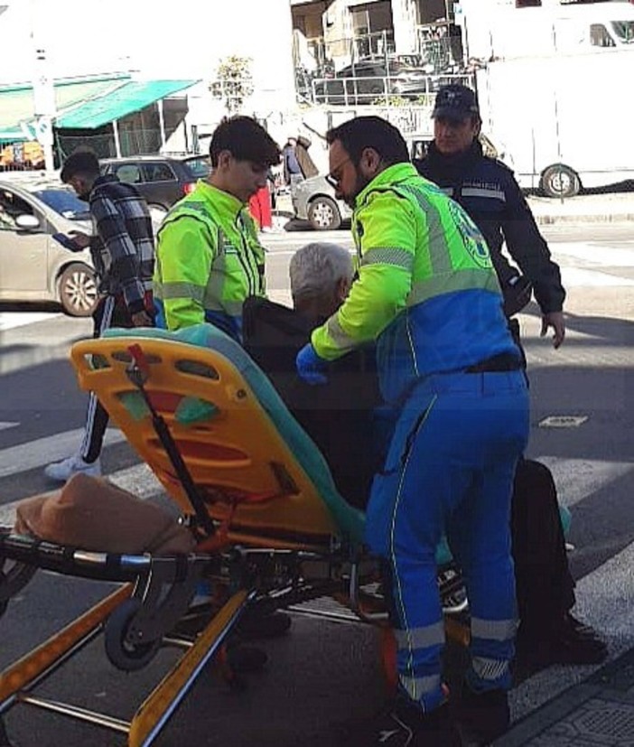 Sanremo: si sente male e rischia di cadere dal parapetto, salvato dalla Polizia Municipale (Foto)