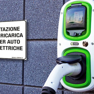 Ospedaletti: la città delle rose crede nel 'green' e installa le colonnine di ricarica per auto più veloci in provincia