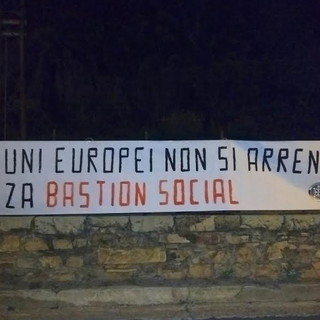 Imperia: affisso striscione di CasaPound a sostegno dell'occupazione identitaria in zona rabina