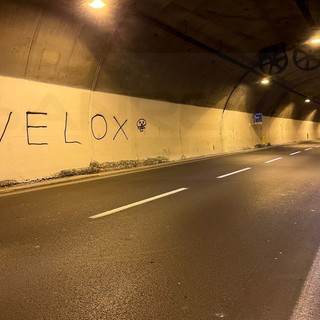 Sanremo: scritta polemica contro l'autovelox sull'Aurelia Bis in Valle Armea, spunta un teschio in galleria (Foto)