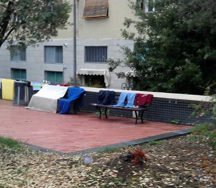 Imperia: l'obiettivo di un nostro lettore ha colto i panni stesi ai Giardini Toscanini