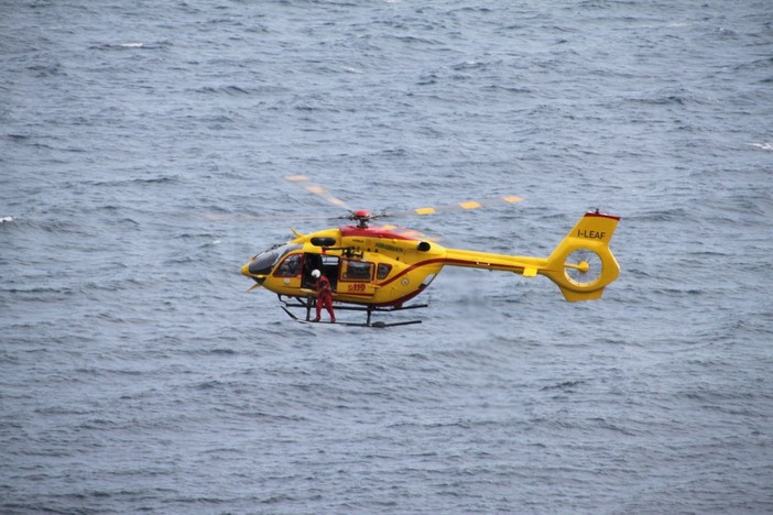 Ventimiglia: bambino in difficoltà tra le onde, salvato dai bagnini e portato d'urgenza al 'Gaslini'