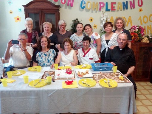 Sanremo: grande festa ieri alla residenza 'Villa Santa Clotilde' per i 100 anni di Savina Ronconi (Foto)