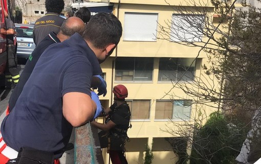 Ventimiglia: tenta di attraversare il confine e rimane 'appeso' alla parete, migrante salvato dal Saf dei Vigili del Fuoco (Foto)