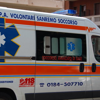 Non vuole aspettare l'arrivo in ospedale, bimba nasce su un'ambulanza di Sanremo Soccorso