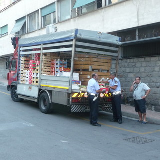 Sanremo: sequestro e multa per un venditore ambulante di frutta e verdura in piazza Eroi