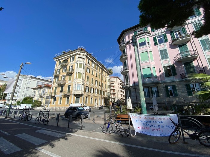 Sanremo: striscioni contro l'ingresso del privato in Rivieracqua da questa mattina sulla ciclabile