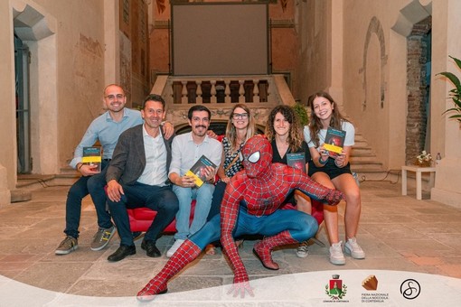 Cortemilia: lo Spider-Man che porta il sorriso ai bambini ha chiuso la Fiera Nazionale della Nocciola