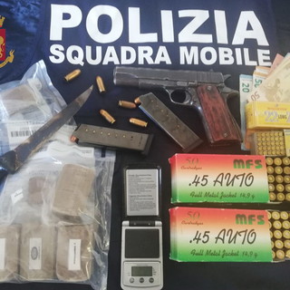 Imperia: di giorno lavorava, di sera spacciava. Incensurato arrestato dalla Polizia con droga, pistola e munizioni