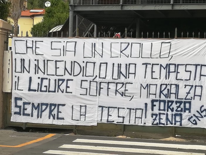 Crollo del ponte sul Polcevera: uno striscione dei tifosi della Sanremese appeso allo stadio 'Comunale' (Foto)