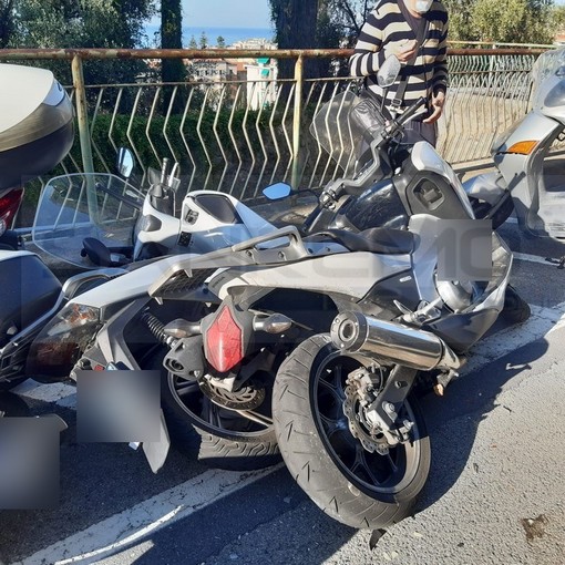 Sanremo: 'strike' nella notte in via Goethe, parzialmente distrutti alcuni scooter ed un'auto (Foto)