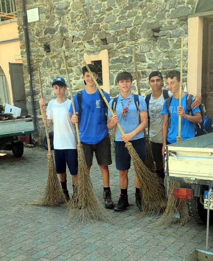 Montalto Carpasio: ieri i giovani 'Scout Tabya 100' si sono 'armati' di scope per pulire i due borghi (Foto)