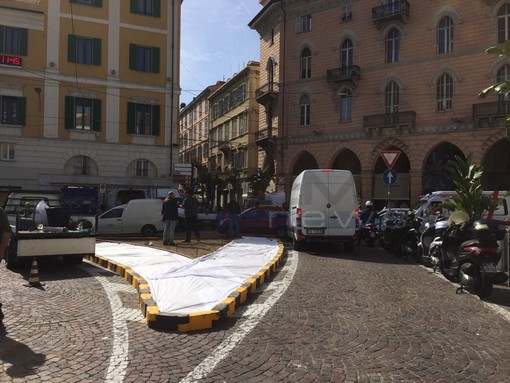 Sanremo: l'aiuola di piazza Colombo si fa bella per il Corso Fiorito, questa mattina il sopralluogo e il via ai lavori (foto)