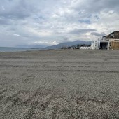 Spiaggia a Camporosso, Gibelli: &quot;Quasi ultimati i lavori di pulizia e spianamento dell’arenile&quot; (Foto)