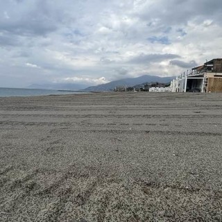 Spiaggia a Camporosso, Gibelli: &quot;Quasi ultimati i lavori di pulizia e spianamento dell’arenile&quot; (Foto)