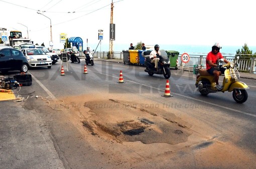 Sanremo: l'asfalto cede sull'Aurelia a Capo Nero, intervento dell'Anas e strada aperta a senso unico alternato