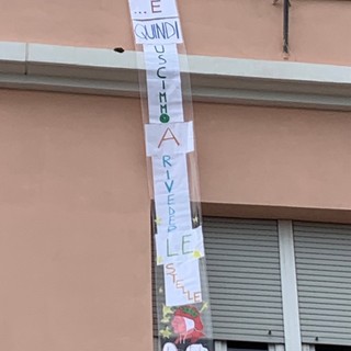 Sanremo: l'IC Sanremo Ponente di Coldirodi celebra il 'Dantedì' con uno striscione che sia di buon auspicio