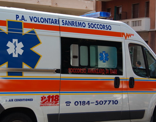 Non vuole aspettare l'arrivo in ospedale, bimba nasce su un'ambulanza di Sanremo Soccorso
