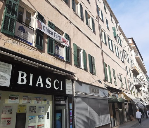 Lo striscione in via Matteotti