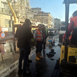 Sanremo: tubazione rotta in piazza Cesare Battisti, mini allagamento e Sindaco sul posto, l'acqua dovrebbe tornare nel primo pomeriggio (Foto e Video)