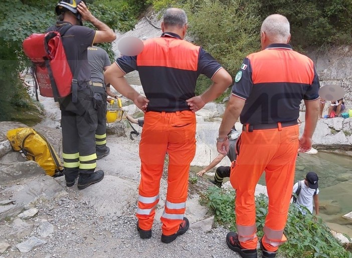 Rocchetta Nervina: donna cade ai 'Laghetti', mobilitazione di soccorsi e trasporto in ospedale (Foto)