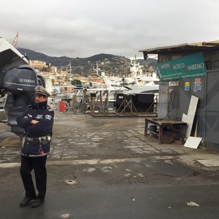 Sanremo: Municipale, Carabinieri e Guardia Costiera, iniziato sul porto vecchio lo sgombero dei cantieri navali