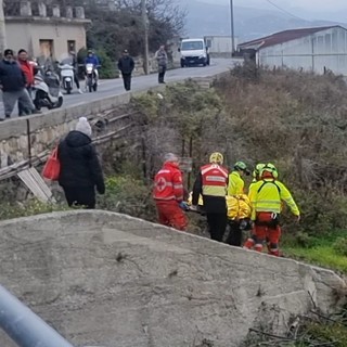 Sanremo: cade da un'altezza di tre metri mentre lavora su un albero a Coldirodi, 53enne al Santa Corona