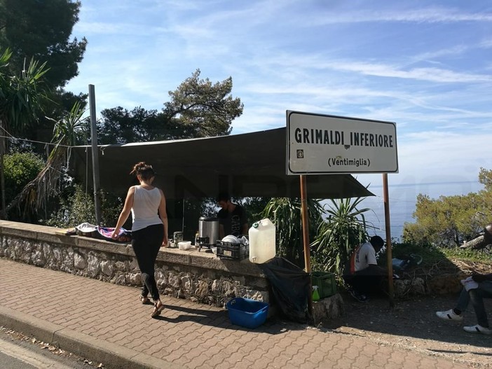 Ventimiglia: smantellata stamattina dalla Polizia Locale una cucina da campo di attivisti francesi vicino a Ponte San Luigi (Foto)