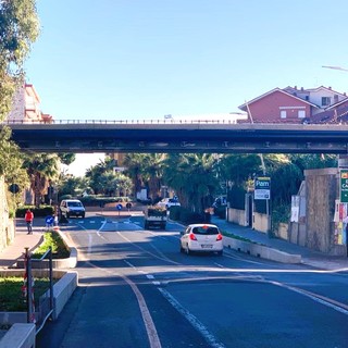 San Bartolomeo al Mare prosegue con gli interventi per la ciclovia: posizionamento dei tubi sul ponte di via Roma