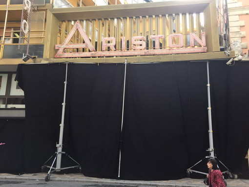 Sanremo: drappo nero sul Teatro Ariston per evitare obiettivi 'indiscreti' alle riprese del film su Dalidà