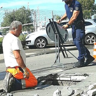 Sanremo: voragine al centro della strada in via Gavagnin, lavori urgenti per la sistemazione dell'asfalto (Foto)