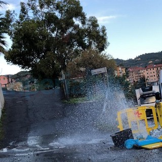 Imperia: dopo gli acquazzoni di ieri guasto questa mattina ad una tubazione e mini geyser in via Gavi (Foto)