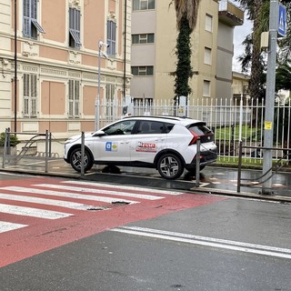 Il taxi posteggiato sulla rampa delle strisce pedonali in corso Cavallotti