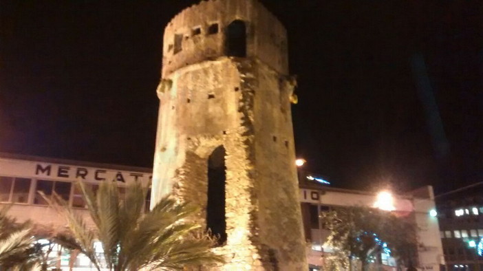 Sanremo: ripulita ed illuminata la Torre Saracena di piazza Eroi per le feste di Natale