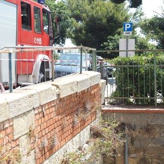 Sanremo: crolla una pietra dal cornicione della galleria don Orione. Chiusa la strada e blocco del traffico (Foto e Video)