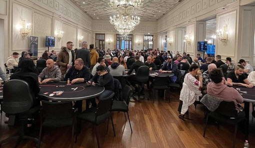 Il torneo di Poker in svolgimento nella sala privata