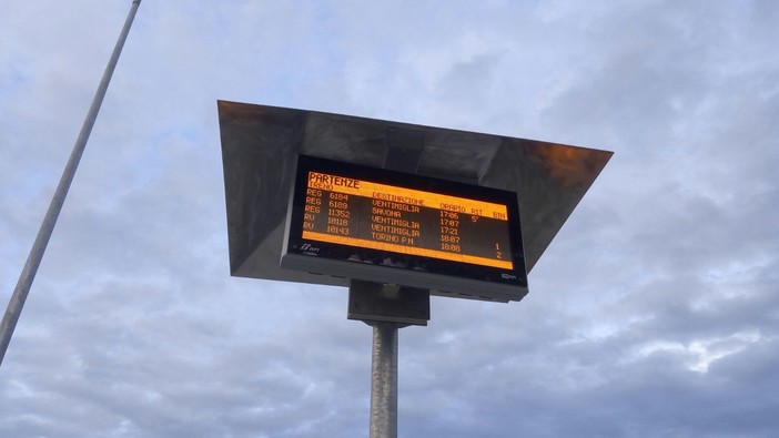 Pendolari nuovamente in rivolta a Diano: treno per Genova delle 16.35 'scomparso' dal tabellone senza annunci di ritardo