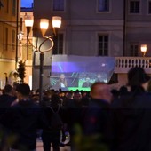 Sanremo: tifo, cori e fumogeni ma alla fine i tifosi del Basilea fanno festa e puliscono anche la piazza (Foto e Video)