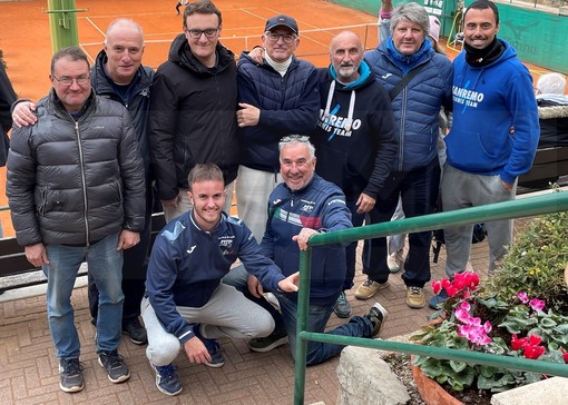 In piedi da sinistra: Massimo Salvatico, responsabile manutenzione campi, Guido Buonfiglio, Giudice arbitro, Alessandro Provasi, Referee, Paolo Nicola, organizzatore torneo, Riccardo Civarolo, Direttore torneo, Fabio Orengo, Giudice arbitro, Matteo Civarolo, Amministratore Unico Società Tennis Sanremo, accasciati da sinistra: Alessandro Spinotti, Giudice arbitro, Pino De Luca, Giudice arbitro