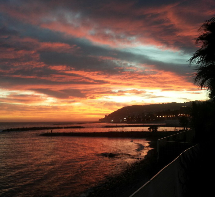 Sanremo: turisti e residenti sul lungomare Calvino per immortalare lo splendido tramonto (Foto)