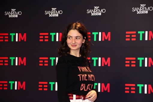 La &quot;generazione Greta&quot; di Tecla Insolia a Sanremo: &quot;Ragazze, non fatevi umiliare dai vostri coetanei&quot;