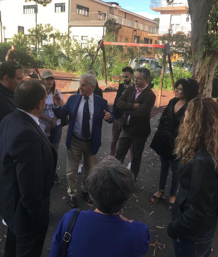 Imperia: Claudio Scajola prosegue il tour in città, oggi tappa nel quartiere delle ex Ferriere