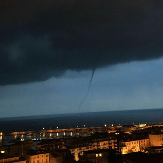 Sanremo: tromba marina nello specchio acqueo di fronte a Pian di Poma, ecco le prime foto