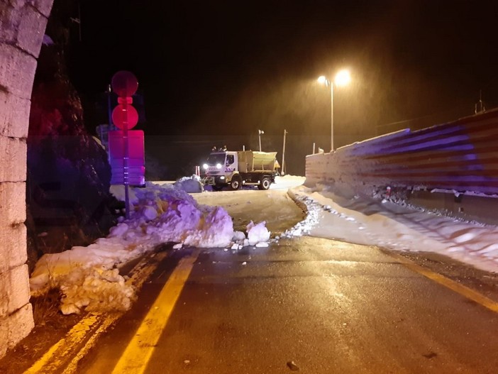 Fitta nevicata nella notte sul Colle di Tenda: in ritardo lo spazzamento sul versante francese e la riapertura del tunnel