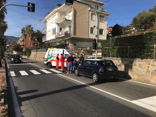 Sanremo: auto tampona scooter al semaforo di corso Mazzini, un ferito lieve (Foto)