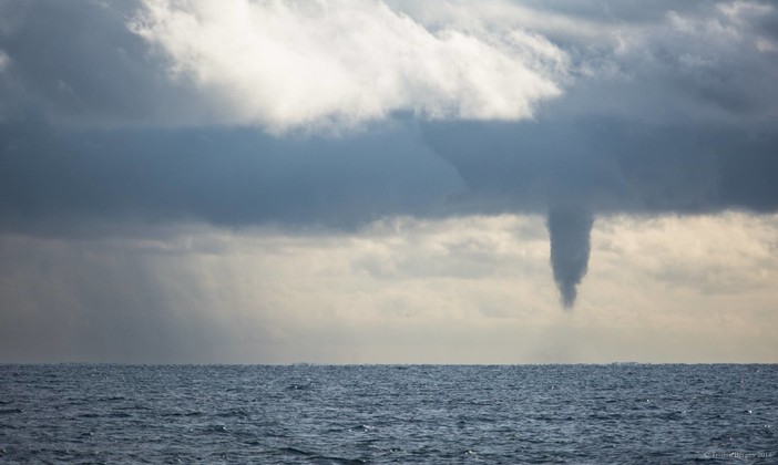 Costa Azzurra: tromba marina di fronte alla Costa Azzurra, le foto scattate da Tristan Bergen