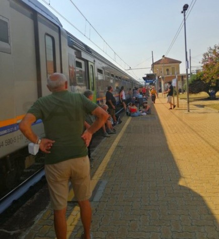 Incendio lungo la ferrovia in provincia di Torino blocca tutti i treni per la Liguria: convogli fermi per ore sotto il sole