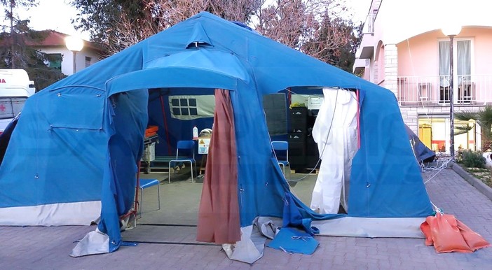 Bordighera: il forte vento distrugge la tenda Covid della Croce Rossa, l'appello per ricomprarla in fretta (Foto)